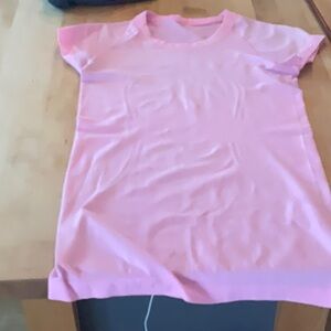 Lululemon size 4 pink swiftly short sleeve used excellent